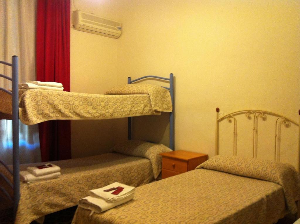 Quarto duplo com cama extra e casa de banho partilhada